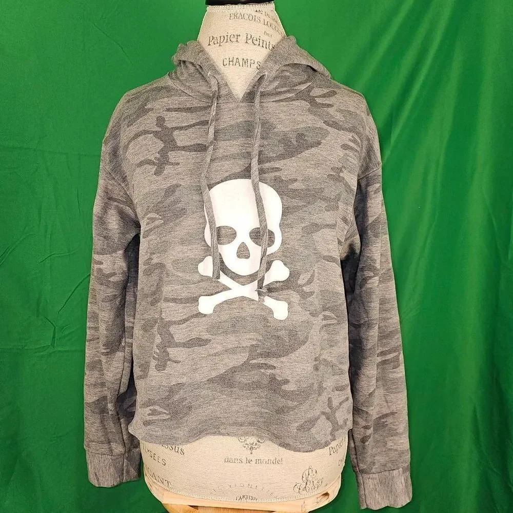 Soulcycle Soul Cycle Womens Gray Camo Skull Crossbones Cropped Hoodie Medium